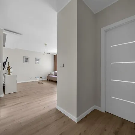 Apartment Praga - Parking & Balcony - By Rentujemy Warsaw